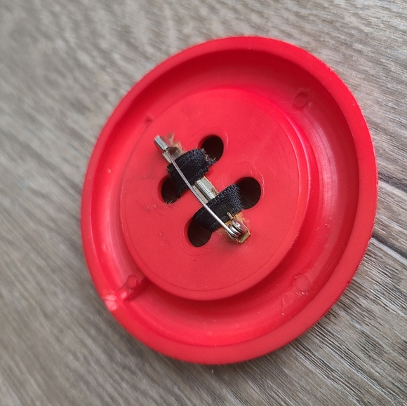 Vintage 80's Patrick Kelly Oversized Button Pin - Picture 4 of 5